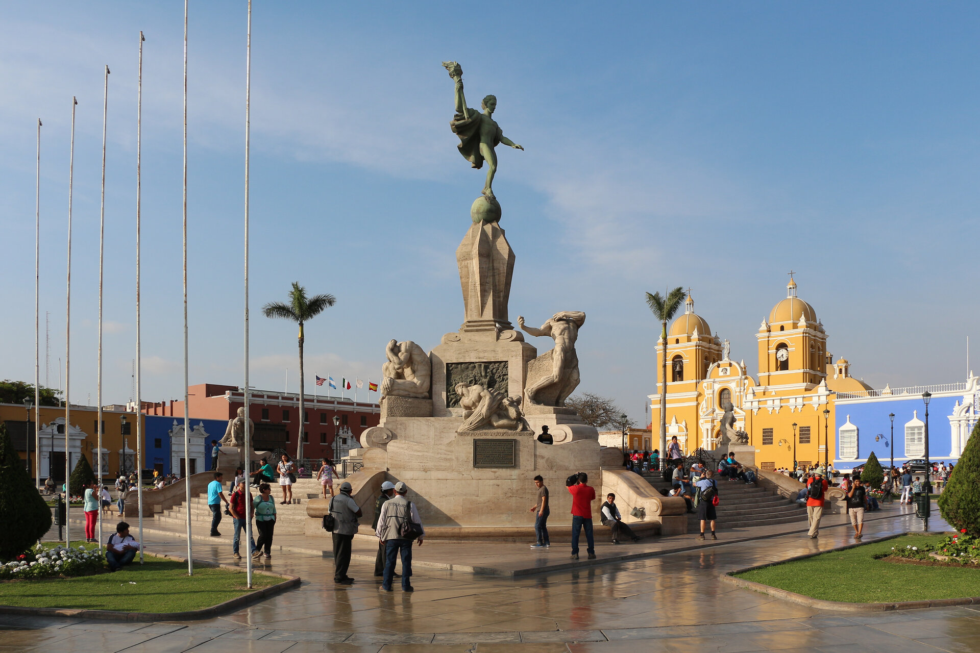 Plaza de Armas de Trujillo, a pocos pasos de Botica La Libertad